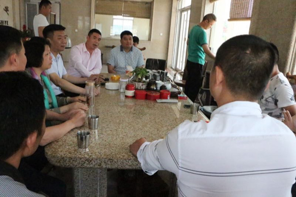 联络感情   共谋发展 —商会领导走访会员企业